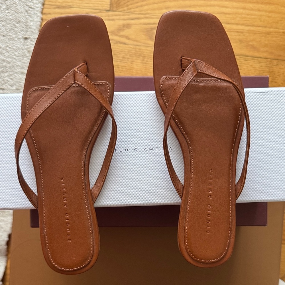 STUDIO AMELIA Women's Tan Sandals